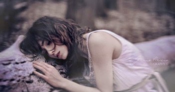 Hình ảnh cô gái buồn khóc cô đơn vì tình yêu