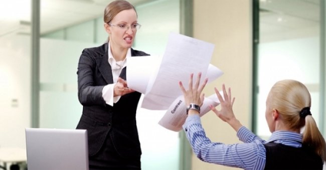 Đừng nói với sếp những điều này nếu bạn không muốn "out" sớm
3