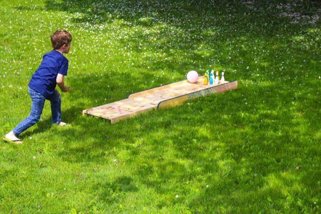 
                        Tự tạo sân chơi Bowling cho bé ngay trong sân nhà bạn
                     11