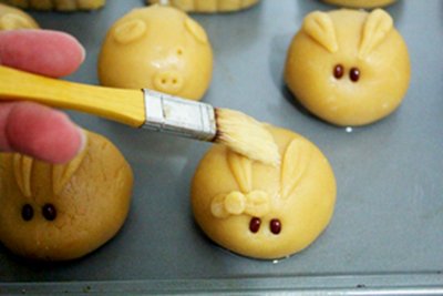 Cách tạo hình bánh Trung thu thành các con vật đáng yêu
6