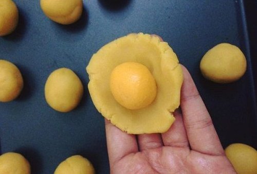 Cách làm bánh Trung thu nhân kim sa trứng muối
3