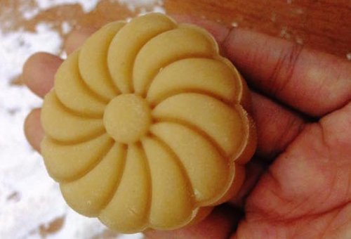 Cách làm bánh Trung thu nhân kim sa trứng muối
5