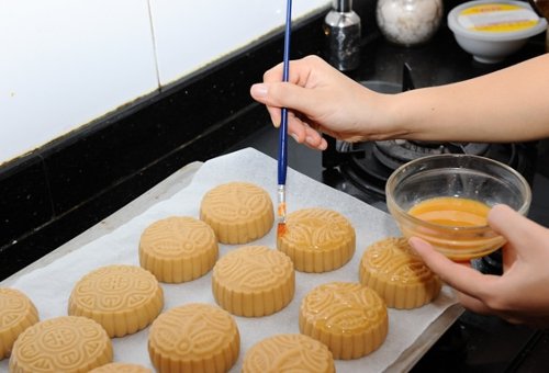 Cách làm bánh Trung thu nhân kim sa trứng muối
6