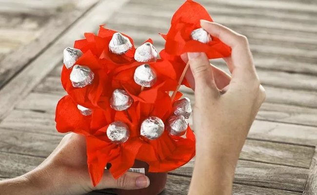 Cách làm chậu hoa chocolate lãng mạn tặng bạn gái nhân ngày 20 – 10
4