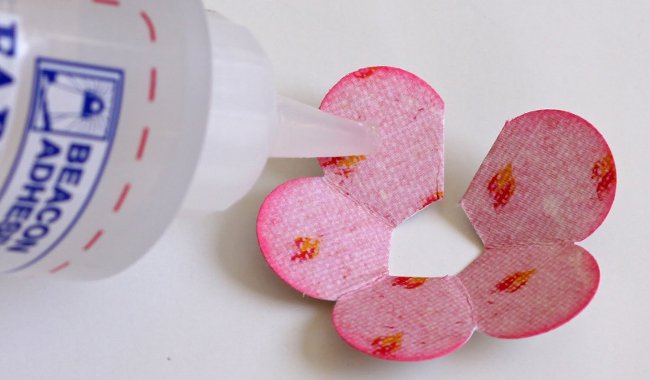 Tự làm hoa hồng giấy trang trí khung ảnh tuyệt đẹp cho ngày Phụ nữ Việt Nam 20 – 10
3