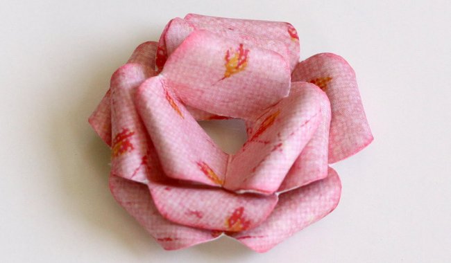 Tự làm hoa hồng giấy trang trí khung ảnh tuyệt đẹp cho ngày Phụ nữ Việt Nam 20 – 10
7