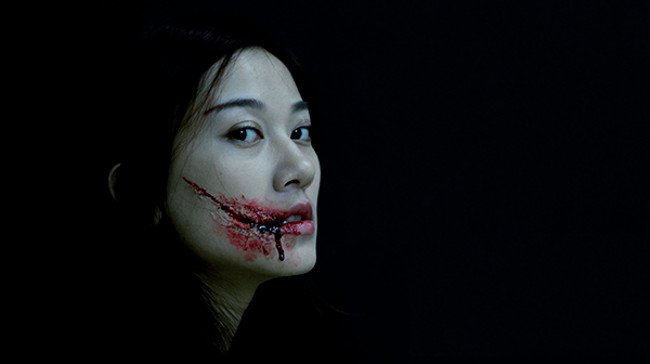 Cách tạo vết thương giả khi hóa trang thành ma nữ ngày Halloween
0