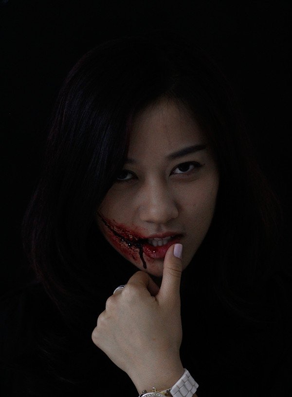 Cách tạo vết thương giả khi hóa trang thành ma nữ ngày Halloween
9