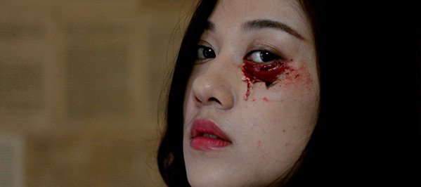 Cách tạo vết thương giả khi hóa trang thành ma nữ ngày Halloween
10