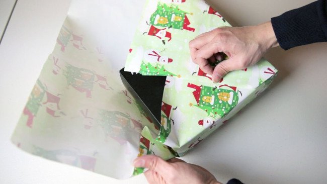 
                        Hướng dẫn cách gói quà độc đáo không cần dùng đến băng dính hay dây ruy băng
                     1