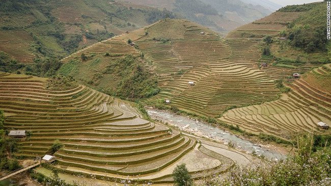 
                        Hành trình khám phá lịch sử và văn hóa Việt Nam bằng xe máy
                     2