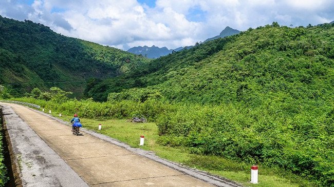 
                        Hành trình khám phá lịch sử và văn hóa Việt Nam bằng xe máy
                     12