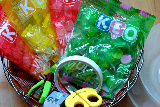 Cách làm hoa sen cực đẹp từ kẹo Oishi bày trên bàn thờ dịp Tết
0