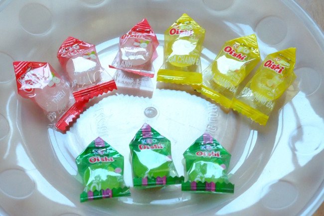 Cách làm hoa sen cực đẹp từ kẹo Oishi bày trên bàn thờ dịp Tết
1