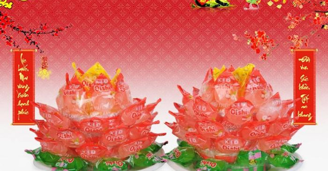 Cách làm hoa sen cực đẹp từ kẹo Oishi bày trên bàn thờ dịp Tết
5