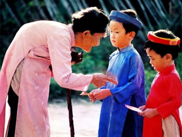 Nguồn gốc và ý nghĩa phong tục mừng tuổi ngày Tết
1