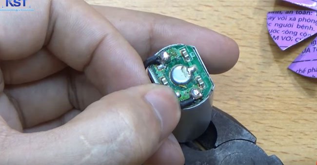 Tự chế máy hút bụi cầm tay dễ không tưởng
6