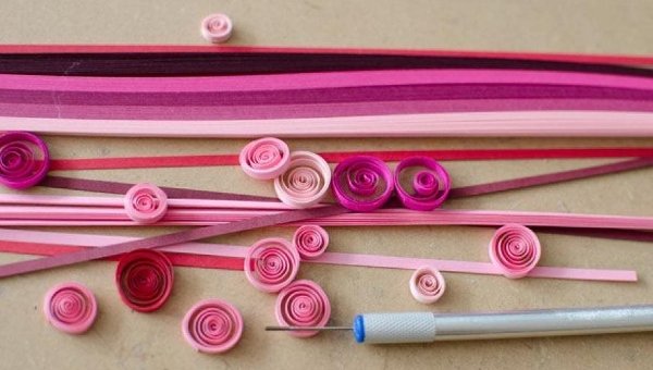 Cách làm thiệp 08 tháng 03 bằng giấy cuộn đơn giản
2