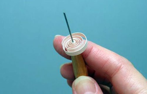 Cách làm thiệp 08 tháng 03 bằng giấy cuộn đơn giản
4