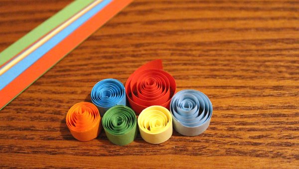 Cách làm thiệp 08 tháng 03 bằng giấy cuộn đơn giản
6