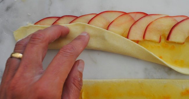 Bánh táo bông hoa hồng cực ngon và đẹp mắt tặng vợ và mẹ trong ngày 8/3
6