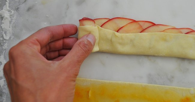Bánh táo bông hoa hồng cực ngon và đẹp mắt tặng vợ và mẹ trong ngày 8/3
7