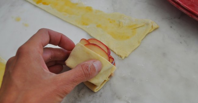 Bánh táo bông hoa hồng cực ngon và đẹp mắt tặng vợ và mẹ trong ngày 8/3
8