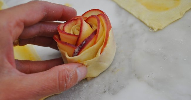 Bánh táo bông hoa hồng cực ngon và đẹp mắt tặng vợ và mẹ trong ngày 8/3
9