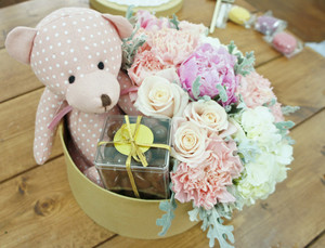 Tạo bất ngờ cho nàng vào ngày 8/3 với hộp quà hoa và gấu siêu cute
6