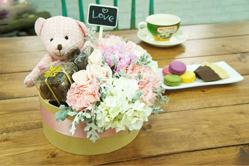 Tạo bất ngờ cho nàng vào ngày 8/3 với hộp quà hoa và gấu siêu cute
7