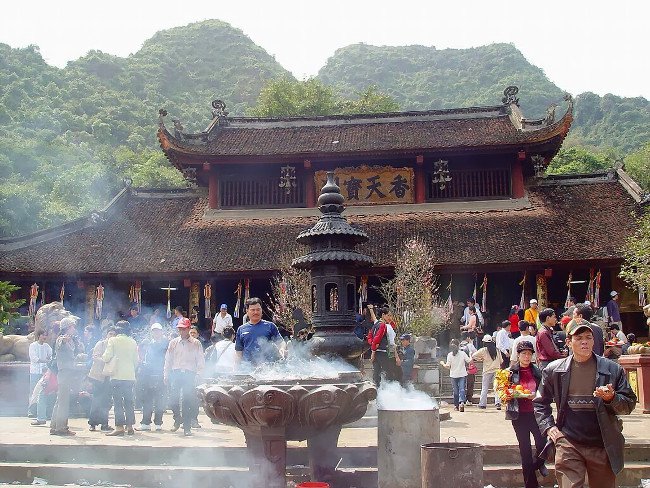 Văn khấn cúng khi đi chùa ngày rằm, mùng Một âm lịch hàng tháng
0