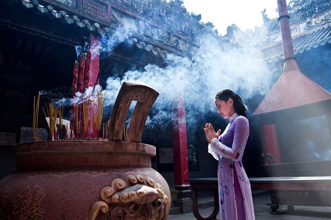 Văn khấn cúng khi đi chùa ngày rằm, mùng Một âm lịch hàng tháng
1