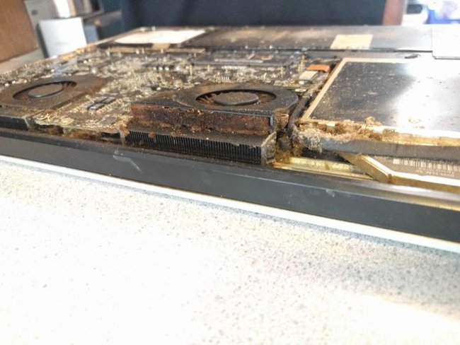 
                        Ngắm nhìn cận cảnh những chiếc máy tính "ác mộng" đối với mọi nhân viên bảo hành
                     8