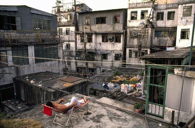 
                        Bộ ảnh lột tả cuộc sống của người lao động nghèo ở Hồng Kông vào những năm 90
                     3