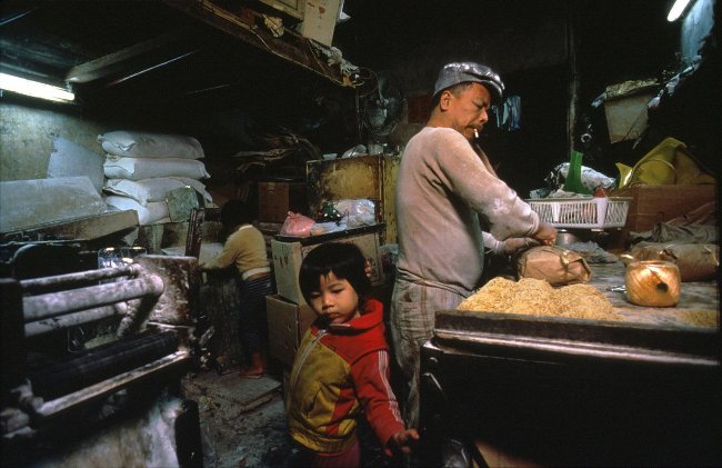 
                        Bộ ảnh lột tả cuộc sống của người lao động nghèo ở Hồng Kông vào những năm 90
                     12