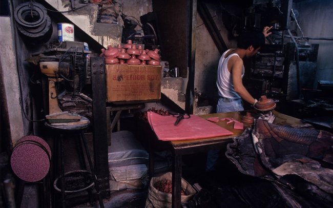 
                        Bộ ảnh lột tả cuộc sống của người lao động nghèo ở Hồng Kông vào những năm 90
                     15