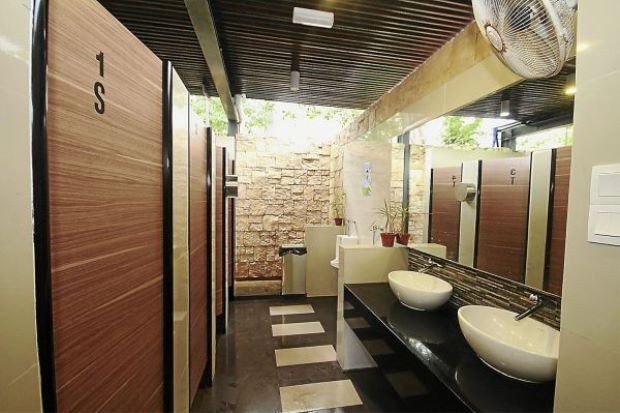 Khi đi nhà vệ sinh công cộng nên chọn buồng này vì nó "sạch" nhất
2