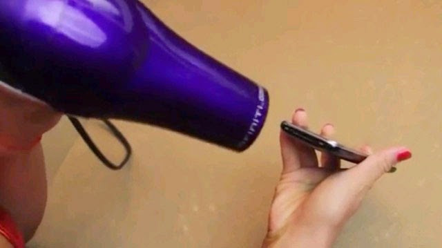 Thiếu kiên nhẫn khiến bạn mắc phải sai lầm khi cố cứu điện thoại, tai nghe... bị nước vào
2
