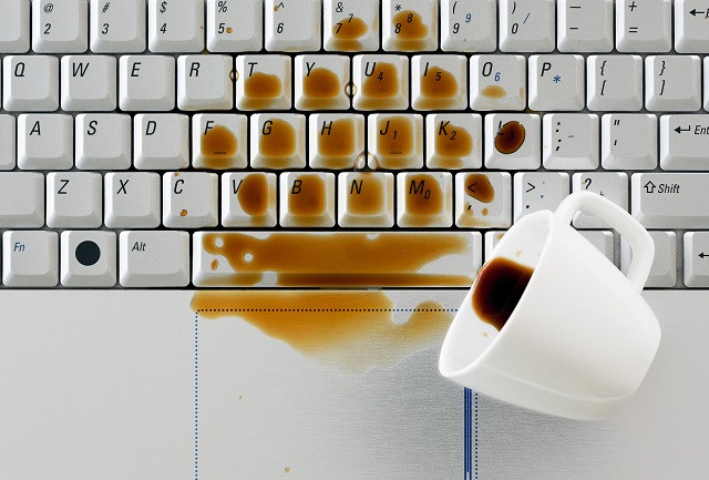 Thiếu kiên nhẫn khiến bạn mắc phải sai lầm khi cố cứu điện thoại, tai nghe... bị nước vào
3