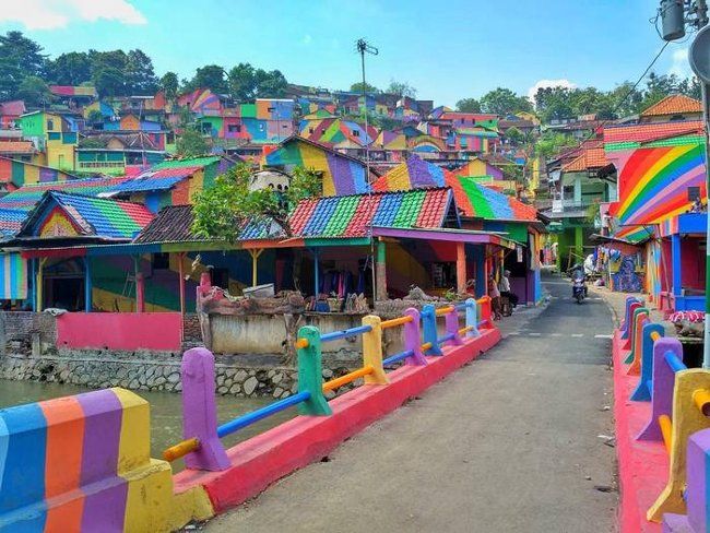 Khám phá ngôi làng bảy sắc cầu vồng gây sốt ở Indonesia
1