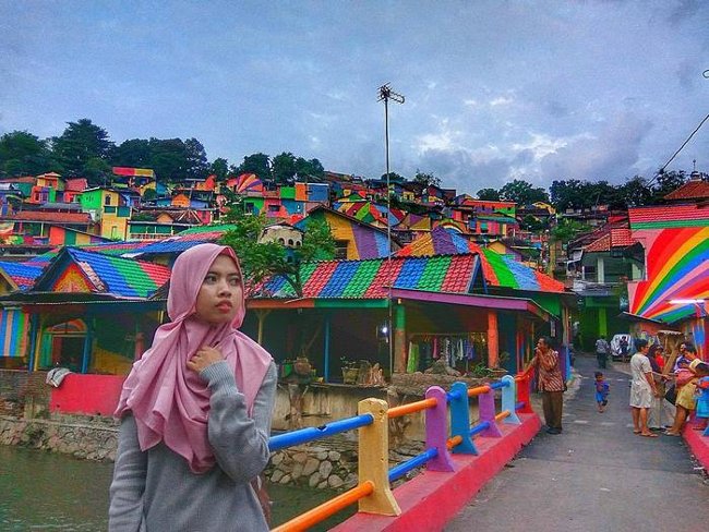 Khám phá ngôi làng bảy sắc cầu vồng gây sốt ở Indonesia
3