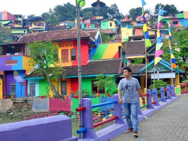 Khám phá ngôi làng bảy sắc cầu vồng gây sốt ở Indonesia
5