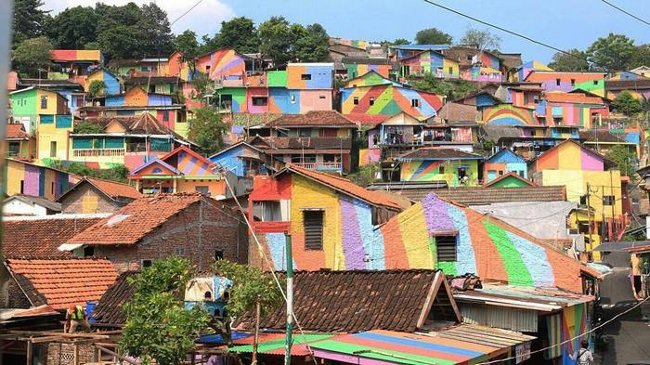 Khám phá ngôi làng bảy sắc cầu vồng gây sốt ở Indonesia
10