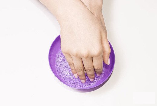 Tẩy vết keo 502 dính trên da vô cùng đơn giản
0