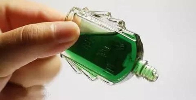 Tẩy vết keo 502 dính trên da vô cùng đơn giản
2