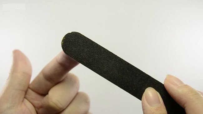 Tẩy vết keo 502 dính trên da vô cùng đơn giản
3