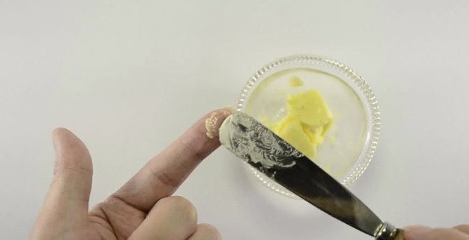 Tẩy vết keo 502 dính trên da vô cùng đơn giản
4