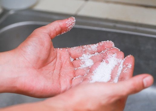 Tẩy vết keo 502 dính trên da vô cùng đơn giản
5
