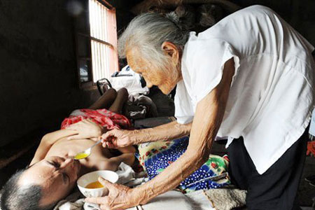 Những hình ảnh rớt nước mắt về mẹ và tình mẫu tử cảm động nhất 17