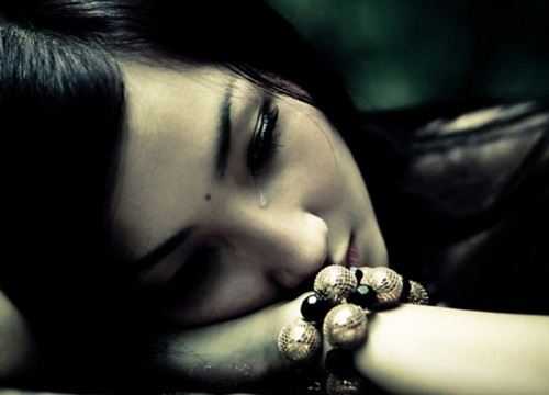 Hình ảnh cô gái buồn khóc cô đơn vì tình yêu 3